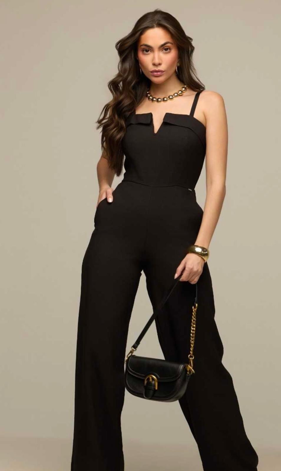 Tenue élégante - Combinaison noire avec accessoires dorés